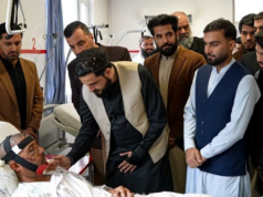 Jogadores de críquete afegãos visitam vítimas e condenam vítimas civis após ataques aéreos Jogadores de críquete afegãos visitam vítimas e condenam vítimas civis após ataques aéreos