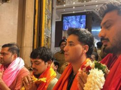 Jogadores de críquete da equipe indiana visitam o templo Siddhivinayak antes do confronto com a Inglaterra Jogadores de críquete da equipe indiana visitam o templo Siddhivinayak antes do confronto com a Inglaterra