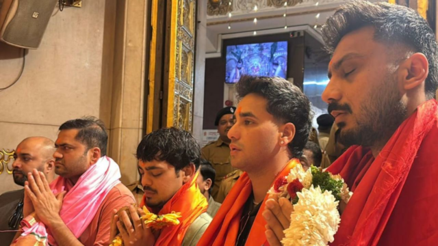 Jogadores de críquete da equipe indiana visitam o templo Siddhivinayak Jogadores de críquete da equipe indiana visitam o templo Siddhivinayak antes do confronto com a Inglaterra
