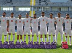 Jogadores do Irã homenageiam vítimas do ataque à escola de Minab antes do amistoso da Copa do Mundo da FIFA 2026 lightbox-info