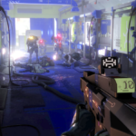 Uma cabeça cibernética fala com o jogador.