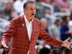 John Calipari reage ao fato de o Arkansas sofrer uma perda “dura” para o Arizona Arkansas head coach John Calipari during NCAA Tournament game against Arizona