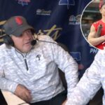 Tyler O'Neill nº 9 da equipe do Canadá observa durante o treino de rebatidas antes do Clássico Mundial de Beisebol de 2026