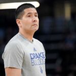 O técnico assistente do Drake Bulldogs, Tom Ostrom, observa antes do jogo de basquete universitário entre o Drake Bulldogs e o Indiana State Sycamores