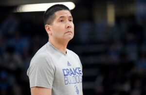 John’s contrata Tom Ostrom como GM interino com negócios de portal de transferência iminentes O técnico assistente do Drake Bulldogs, Tom Ostrom, observa antes do jogo de basquete universitário entre o Drake Bulldogs e o Indiana State Sycamores