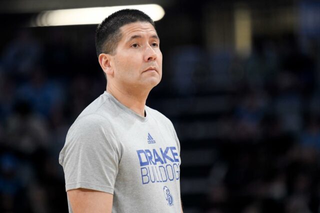 O técnico assistente do Drake Bulldogs, Tom Ostrom, observa antes do jogo de basquete universitário entre o Drake Bulldogs e o Indiana State Sycamores