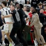 Jogadores de St. John's e Providence brigam durante a vitória do Red Storm na estrada em 14 de fevereiro de 2026.