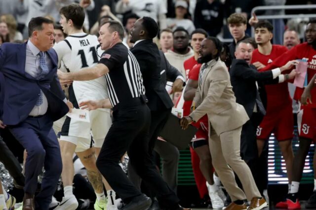 Jogadores de St. John's e Providence brigam durante a vitória do Red Storm na estrada em 14 de fevereiro de 2026.
