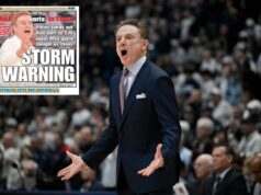 John’s responde ao discurso motivacional de Rick Pitino – e The Post – com vitória arrasadora Uma página do New York Post Sports em uma tela de TV, com a manchete