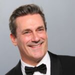 Jon Hamm e sua esposa estão assistindo novamente 'Mad Men' pela primeira vez. Ele analisa seu desempenho