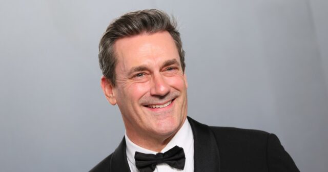 Jon Hamm e sua esposa estão assistindo novamente 'Mad Men' pela primeira vez. Ele analisa seu desempenho
