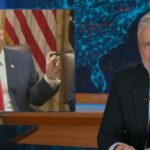 Jon Stewart diz que o comportamento recente de Donald Trump é 'menos “comandante-chefe em guerra” e mais “vovô que perdeu o filtro em público”'