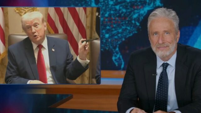 Jon Stewart diz que o comportamento recente de Donald Trump Jon Stewart diz que o comportamento recente de Donald Trump é 'menos “comandante-chefe em guerra” e mais “vovô que perdeu o filtro em público”'
