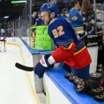 O ex-ilhéu Jonathan Drouin entra no gelo antes da derrota dos Blues por 4-3 na prorrogação em St. Louis, em 10 de março de 2026.