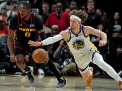 Jonathan Kuminga ficou quieto, mas Warriors foram demolidos por Hawks mesmo assim O armador do Warriors, Brandin Pod Ziemia (2), persegue uma bola perdida com o atacante do Atlanta Hawks, Jonathan Kuminga