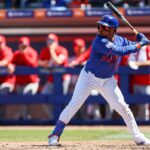 Jorge Polanco nº 11 do New York Mets rebate durante o jogo entre o St. Louis Cardinals e o New York Mets no Clover Park na terça-feira, 10 de março de 2026 em Port St.