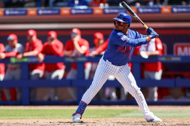 Jorge Polanco nº 11 do New York Mets rebate durante o jogo entre o St. Louis Cardinals e o New York Mets no Clover Park na terça-feira, 10 de março de 2026 em Port St.