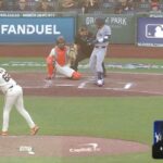 Uma colagem de imagens contendo 1 imagem, a imagem 1 mostra Jose Caballero desafiando uma chamada de ataque durante o jogo de abertura dos YAnkees contra os Giants