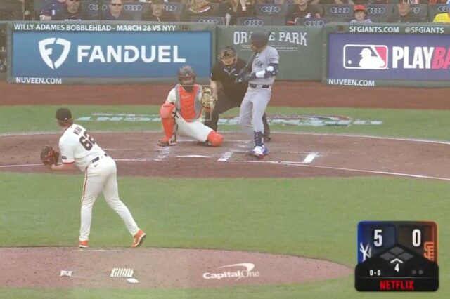 Jose Caballero, dos Yankees, faz a primeira tentativa oficial no Uma colagem de imagens contendo 1 imagem, a imagem 1 mostra Jose Caballero desafiando uma chamada de ataque durante o jogo de abertura dos YAnkees contra os Giants