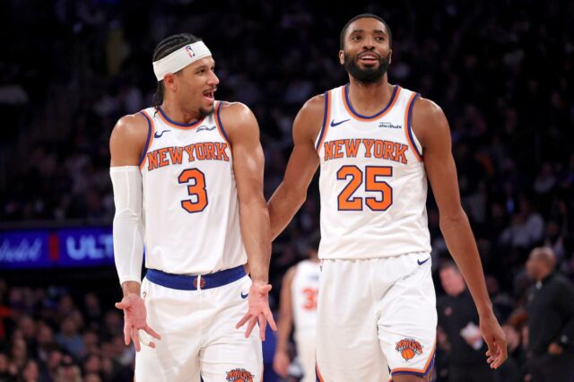 Mikal Bridges (25) dos Knicks atira sobre Sharife Cooper (13) dos Wizards em 22 de março de 2026.
