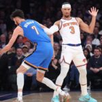 Josh Hart defende contra Chet Holmgren durante a derrota dos Knicks por 103-100 para o Thunder no Garden em 4 de março de 2026.