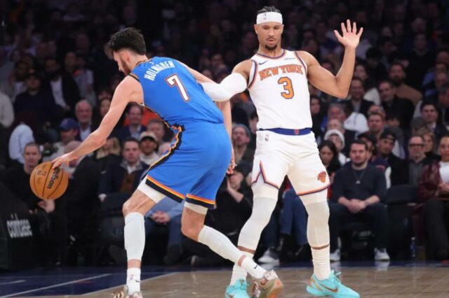Josh Hart defende contra Chet Holmgren durante a derrota dos Knicks por 103-100 para o Thunder no Garden em 4 de março de 2026.