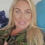 Josie Gibson revelou que passou por uma lipoaspiração e uma plástica no braço em meio à batalha contra o lipoedema