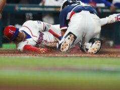 Juan Soto usa movimento de natação irreal para marcar corrida no WBC para a República Dominicana Juan Soto desliza pela base para marcar, enquanto o receptor sul-coreano está de joelhos atrás dele.