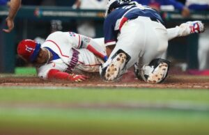 Juan Soto usa movimento de natação irreal para marcar corrida no WBC para a República Dominicana Juan Soto desliza pela base para marcar, enquanto o receptor sul-coreano está de joelhos atrás dele.