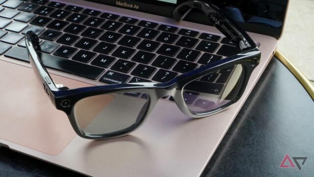 Três pares de óculos de sol Ray-Ban