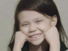 Juiz critica mãe que não fez nada quando sua filha morreu No momento de sua morte, Charlie pesava apenas 18 quilos, usava fralda e estava cheio de piolhos.