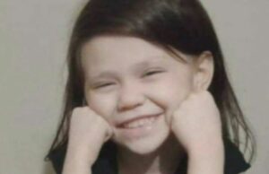 Juiz critica mãe que não fez nada quando sua filha morreu No momento de sua morte, Charlie pesava apenas 18 quilos, usava fralda e estava cheio de piolhos.