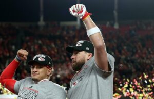 Juiz decide sobre fechamento do restaurante de Travis Kelce e Patrick Mahomes GettyImages-1535512717-Kelce-Mahomes.jpg