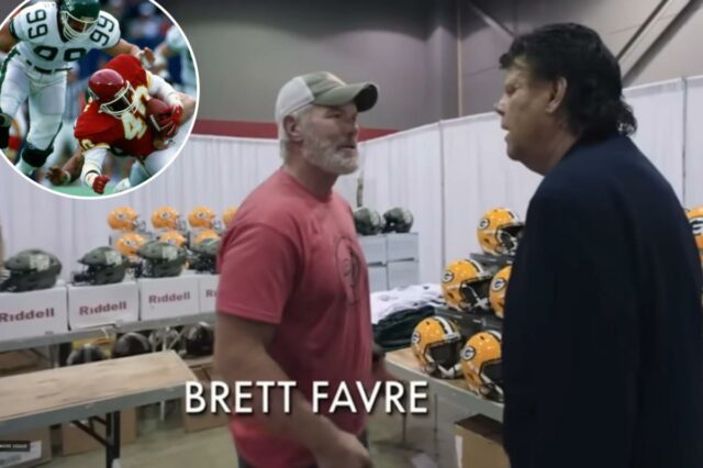 Brett Favre conversando com um homem em uma cabine cheia de capacetes Riddell.