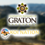 Juiz federal interrompe processo tribal sobre projeto de cassino disputado no norte da Califórnia. Logotipos dos índios federados de Graton Rancheria e da nação Koi sobre a paisagem desfocada do norte da Califórnia, representando uma disputa tribal de cassino