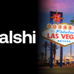 O juiz federal nega que Kalshi permaneça na tentativa de interromper o caso de aplicação de jogos em Nevada. Logotipo Kalshi em um fundo preto ao lado da placa iluminada “Bem-vindo ao Fabulous Las Vegas Nevada” ao entardecer com palmeiras e postes de luz.