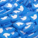 Domínio do Twitter está sendo ‘aposentado’, diz X | A imagem mostra uma pilha de ícones 3D do Twitter descartados