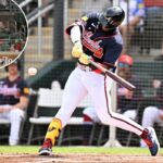 Jurickson Profar acertando uma mosca de sacrifício para o Atlanta Braves.