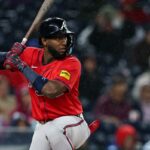 Jurickson Profar # 7 do Atlanta Braves rebateu contra o Washington Nationals durante a primeira entrada do segundo jogo de uma partida dupla dividida no Nationals Park em 16 de setembro de 2025 em Washington, DC.