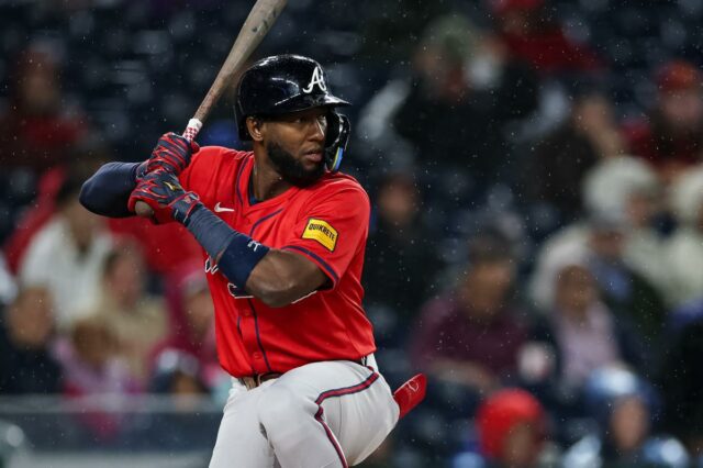 Jurickson Profar # 7 do Atlanta Braves rebateu contra o Washington Nationals durante a primeira entrada do segundo jogo de uma partida dupla dividida no Nationals Park em 16 de setembro de 2025 em Washington, DC.