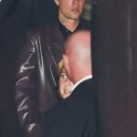 Fontes afirmam que Justin Bieber teve uma 'troca acalorada' com seu ex-mentor Usher na festa pós-Oscar de Jay-Z e Beyoncé no domingo; Bieber fotografado no mês passado - retratado no evento