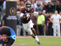 KC Concepcion fala sobre problema de fala após críticas combinadas da NFL Um jogador de futebol masculino de camisa preta e shorts pega uma bola de futebol.