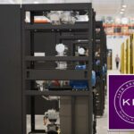 Logotipo do 40º aniversário da KKR em um fundo roxo.