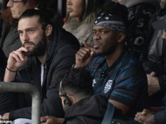KSI demite o técnico do clube da Liga Nacional que ele comprou há apenas duas semanas – e coloca Andy Carroll no comando em seu lugar… e ele está pronto para enfrentar o herói cult em sua PRIMEIRA partida! KSI nomeou Andy Carroll como o novo chefe interino do Dagenham & Redbridge – a dupla foi vista observando o time durante uma vitória sobre Dorking no início deste mês