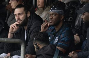 KSI demite o técnico do clube da Liga Nacional que ele comprou há apenas duas semanas – e coloca Andy Carroll no comando em seu lugar… e ele está pronto para enfrentar o herói cult em sua PRIMEIRA partida! KSI nomeou Andy Carroll como o novo chefe interino do Dagenham & Redbridge – a dupla foi vista observando o time durante uma vitória sobre Dorking no início deste mês