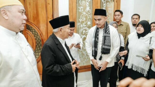 Kaesang "Ngecharge Batin" ao vir para Ponpes Amanatul Ummah em Kaesang "Ngecharge Batin" ao vir para Ponpes Amanatul Ummah em Mojokerto