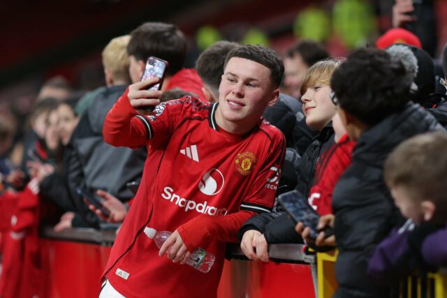 Kai Rooney assina com a mesma agência de dois jogadores do Man Utd, depois que Wayne confirmou a mudança de posição
