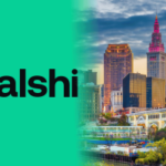 Marca da plataforma de mercado de previsão Kalshi com o horizonte de Cleveland Ohio e a Terminal Tower iluminada ao anoitecer, destacando a disputa regulatória dos EUA sobre os mercados de negociação de eventos. Kalshi pressiona tribunal de apelações para interromper a repressão de Ohio aos mercados comerciais