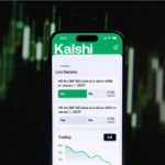 Kalshi toma medidas para tornar as regras mais rígidas, diz que políticos e atletas serão proibidos de negociar em mercados relacionados. Interface do aplicativo de previsão de mercado Kalshi mostrando negociação de eventos S&P 500 em smartphone com histórico de gráfico financeiro e visualização de dados de mercado em tempo real