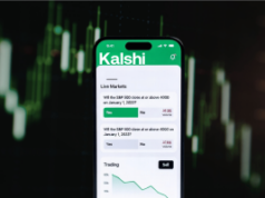 Kalshi toma medidas para endurecer as regras, diz que políticos e atletas serão proibidos de negociar em mercados relacionados Kalshi toma medidas para tornar as regras mais rígidas, diz que políticos e atletas serão proibidos de negociar em mercados relacionados. Interface do aplicativo de previsão de mercado Kalshi mostrando negociação de eventos S&P 500 em smartphone com histórico de gráfico financeiro e visualização de dados de mercado em tempo real